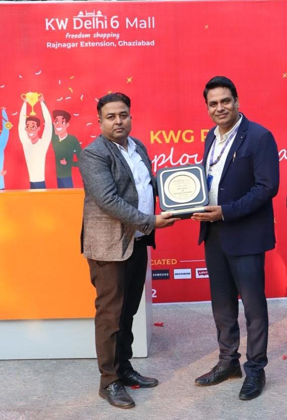 KW Delhi-6 Mall facilitates retailers in the mall in an award ceremony on retailers day