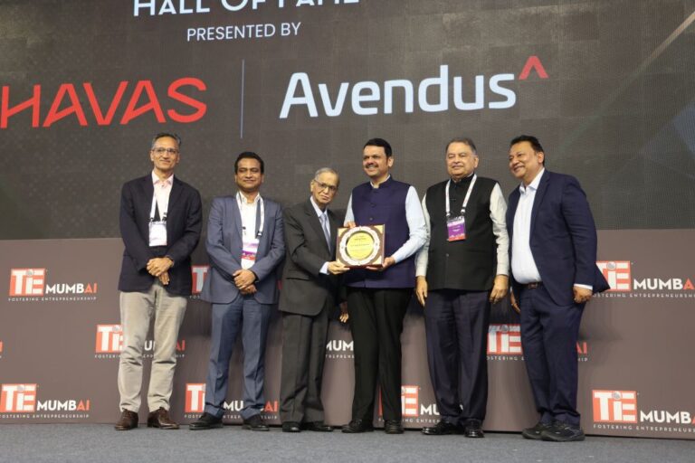 TiE-Mumbai-Board-Members-with-CM-of-Maharashtra-Devendra-Fadnavis-and-N.-R.-Narayana-Murthy-–-Founder-Infosys-at-TiEcon-Mumbai.jpg